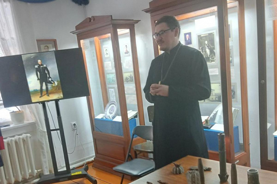 Курганский священник провёл урок мужества для кадет