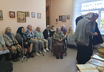 Курганский священник исповедовал и причастил пожилых людей в Лесниковском доме-интернате