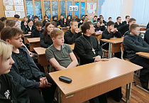 В Кургане священник выступил на школьных Рождественских чтениях, посвященных Святкам
