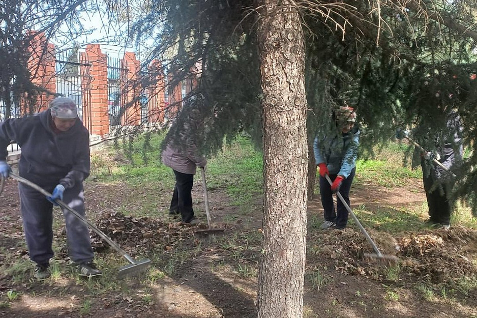 Прихожане Введенского храма привели в порядок прихрамовую территорию
