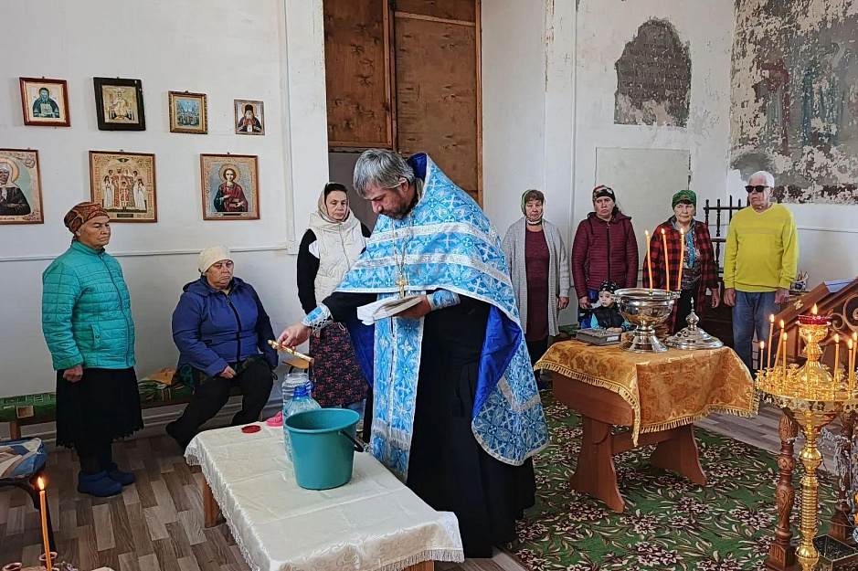 В сельском храме молитвенно помянули святителя Феодосия Черниговского