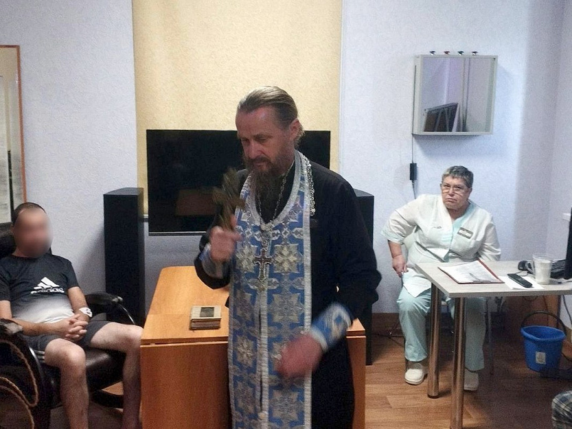 Курганский священник провел в наркодиспансере беседу о борьбе со страстями