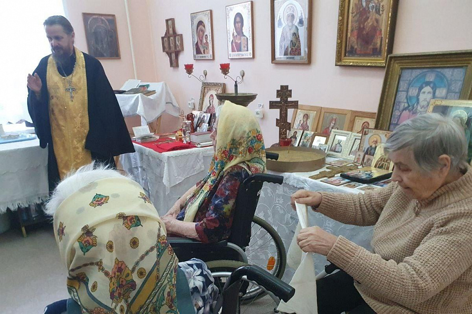 Руководитель социального отдела епархии навестил подопечных дома-интерната в Лесниково
