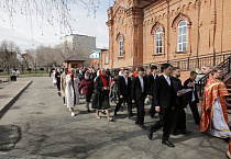 В главном соборе Кургана началась раздача Благодатного огня