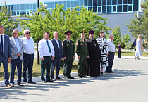 Курганский священник поздравил пограничников